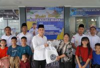 Kepala Rutan Kelas I Medan, Andi Surya membagikan sembako kepada keluarga warga binaan kurang mampun dan anak yatim, Sabtu (28/6).