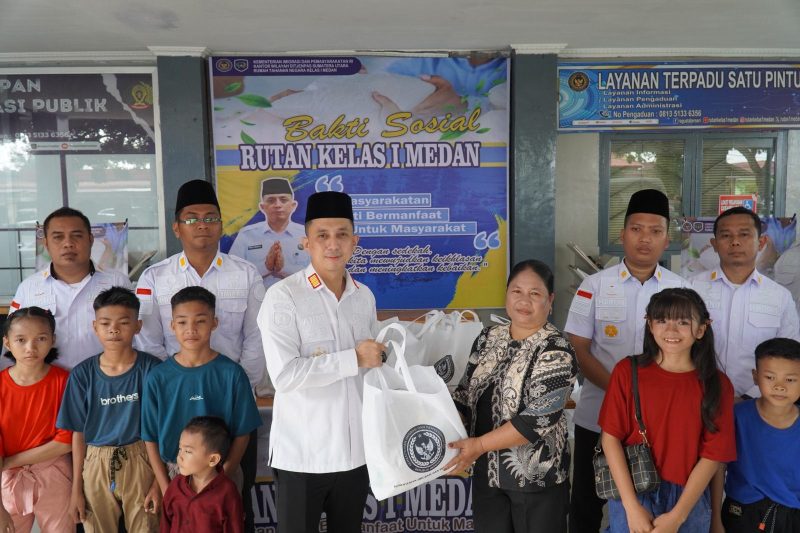 Kepala Rutan Kelas I Medan, Andi Surya membagikan sembako kepada keluarga warga binaan kurang mampun dan anak yatim, Sabtu (28/6).