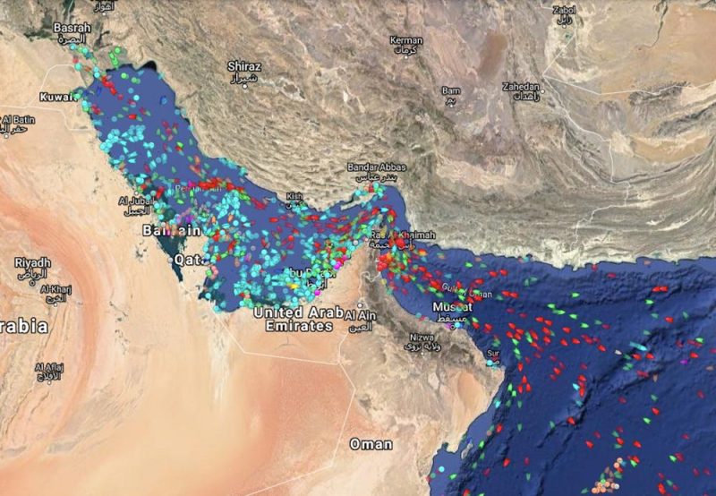 Citra satelit lalu lintas laut yang melewati Selat Hormuz pada tanggal 9 Januari 2020. MarineTraffic.com
