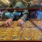 harga emas perhiasan 24 karat terpantau stabil, bahkan cenderung fluktuatif di beberapa kota besar.