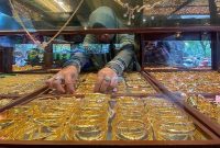 harga emas perhiasan 24 karat terpantau stabil, bahkan cenderung fluktuatif di beberapa kota besar. 