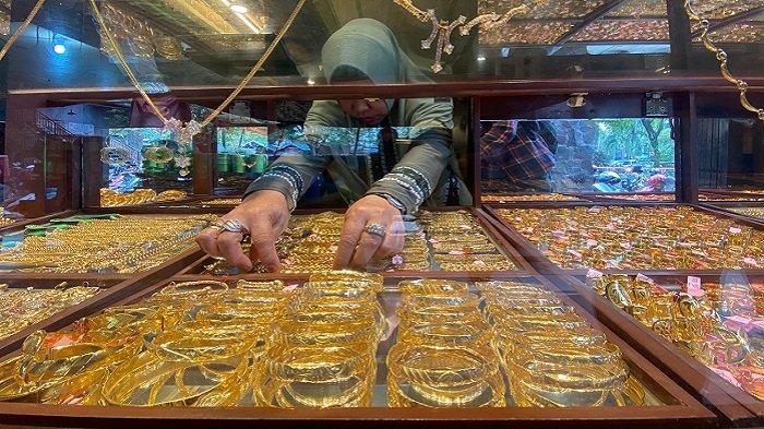 harga emas perhiasan 24 karat terpantau stabil, bahkan cenderung fluktuatif di beberapa kota besar. 