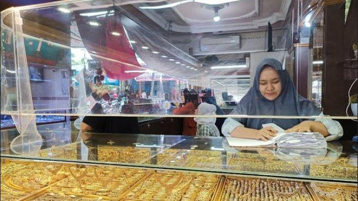 Harga emas perhiasan hari ini, Selasa 10 Juni 2025 mayoritas naik tapi Hartadinata Abadi malah bertahan.