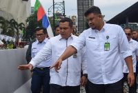 Bobby Nasution bersama Topan Obaja Putra Ginting (kiri) meninjau underpass HM Yamin di Medan, Sumatera Utara, 15 Januari 2025. Foto: Antara/Fransisco Carolio