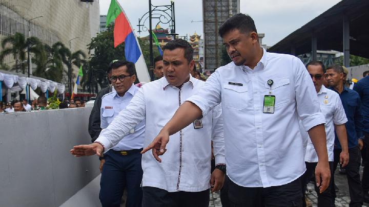 Bobby Nasution bersama Topan Obaja Putra Ginting (kiri) meninjau underpass HM Yamin di Medan, Sumatera Utara, 15 Januari 2025. Foto: Antara/Fransisco Carolio