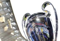 Trofi Liga Champions dipamerkan di Allianz Arena jelang final PSG vs Inter Milan. Foto: REUTERS/Peter Cziborra