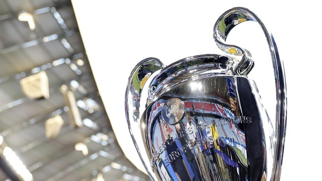 Trofi Liga Champions dipamerkan di Allianz Arena jelang final PSG vs Inter Milan. Foto: REUTERS/Peter Cziborra