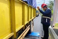 Hutama Karya Bersama pemangku kebijakan terkait melakukan pemeriksaan terhadap kendaraan yang Over Dimension Over Loading (ODOL) di sejumlah tol di Indonesia. Foto: Humas Hutama Karya
