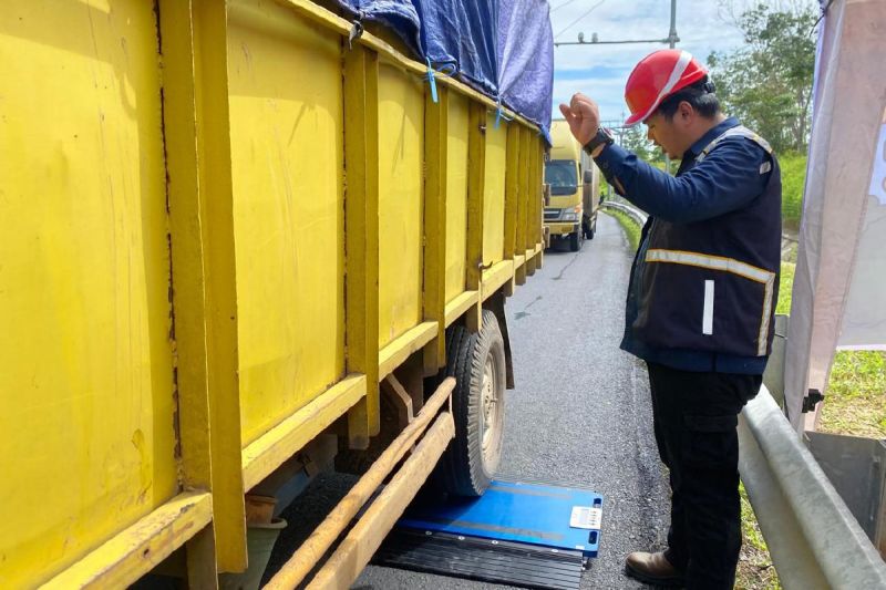Hutama Karya Bersama pemangku kebijakan terkait melakukan pemeriksaan terhadap kendaraan yang Over Dimension Over Loading (ODOL) di sejumlah tol di Indonesia. Foto: Humas Hutama Karya
