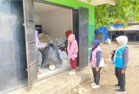 Para pegawai PLN UP3 Rantauprapat saat menyerahkan sampah botol plastik kepada pengurus Bank Sampah. Foto: Dok PLN UP3 Rantauprapat