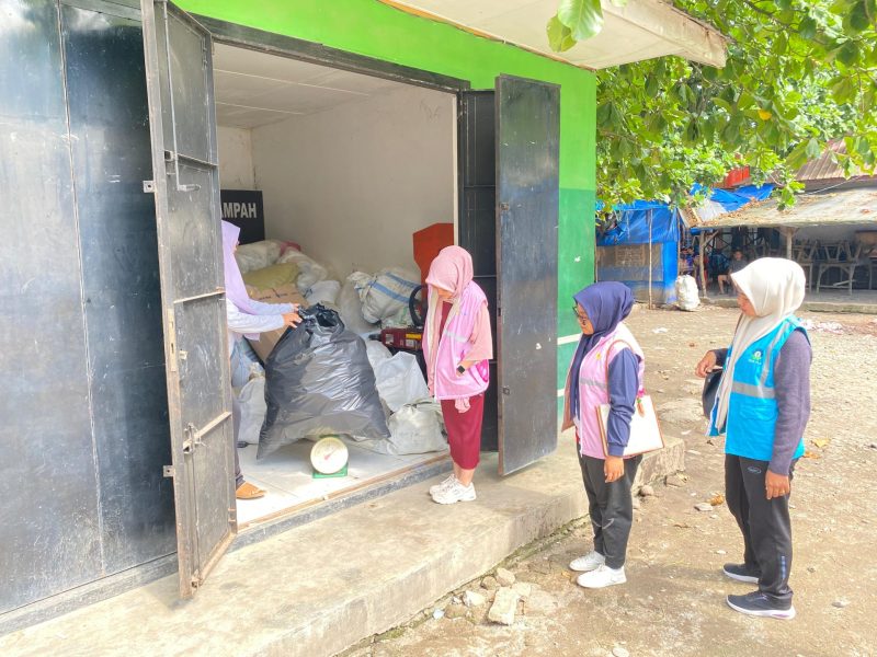 Para pegawai PLN UP3 Rantauprapat saat menyerahkan sampah botol plastik kepada pengurus Bank Sampah. Foto: Dok PLN UP3 Rantauprapat