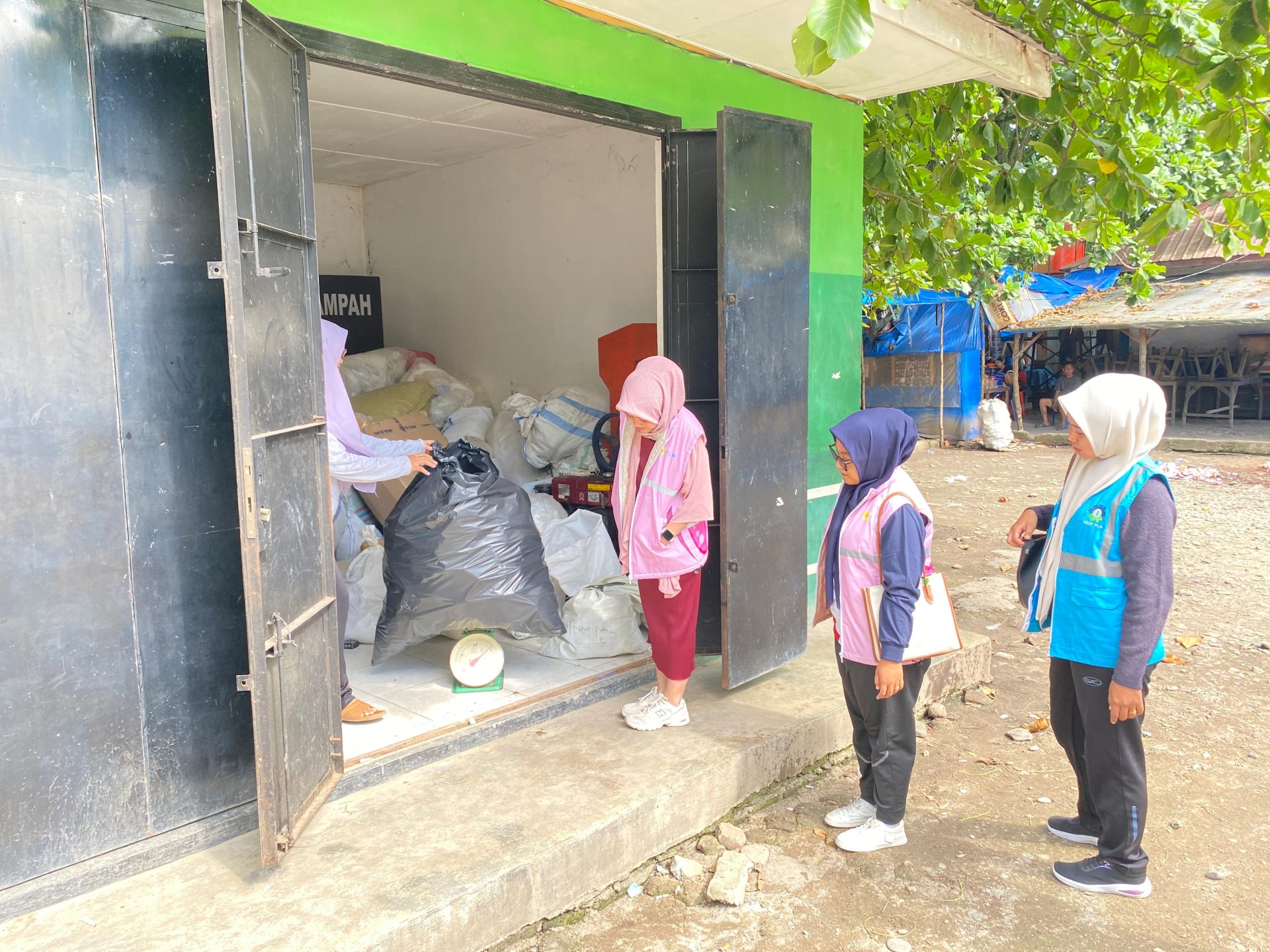 Serahkan Sampah Botol Plastik ke Bank Sampah
