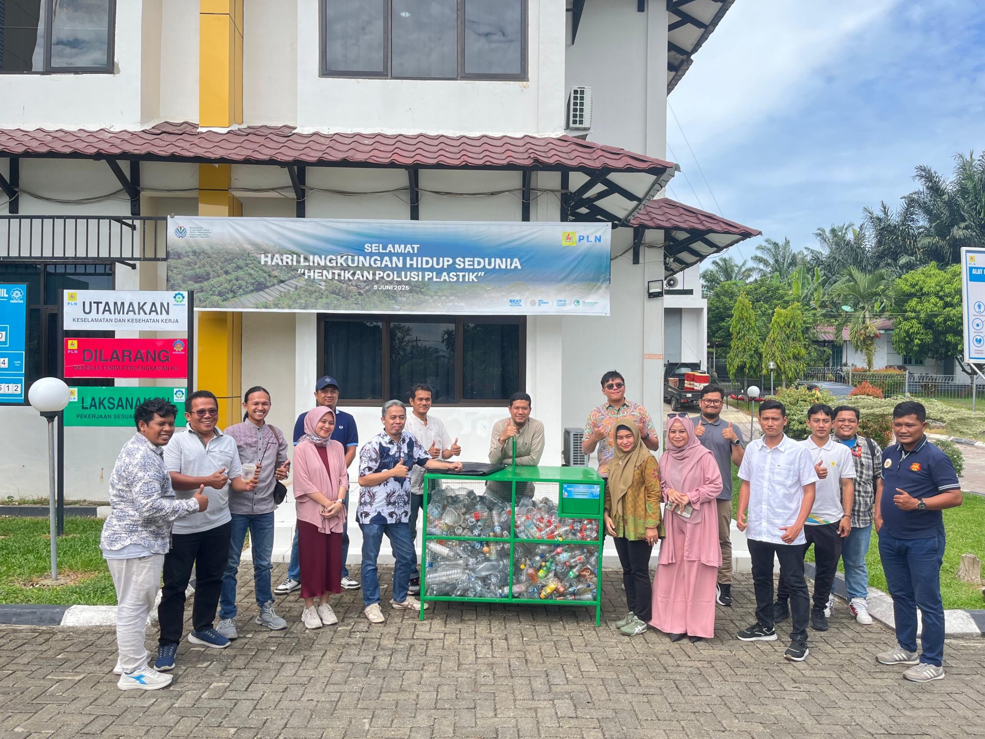 Para pegawai PLN UP3 Rantauprapat saat berfoto dengan sampah botol plastik yang dikumpulkan, sebelum diserahkan ke Bank Sampah. Foto" Dok PLN UP3 Rantauprapat