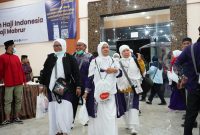 Jemaah Haji Kloter 13 Debarikasi Medan, saat tiba di Aula Madinatul Hujjaj Asrama Haji Medan, Jumat (27/6) dinihari.