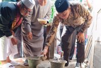 Kepala Kanwil Kemenag Sumut, Ahmad Qosbi meletakkan batu pertama pembangunan Asrama Pondok Pesantren Tahfizh Qur’an Ummat Annajah Sumatera Utara, Jumat (27/6).