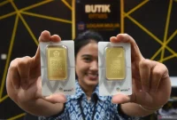 Pada perdagangan Selasa (3/6/2025) harga emas batangan bersertifikat Antam keluaran Logam Mulia PT Aneka Tambang Tbk (ANTM) melompat lebih tinggi di pasar spot.(ANT)
