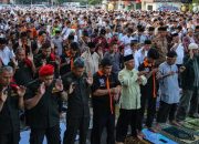 Sholat Idul Adha 2025 jatuh pada Jumat, 6 Juni. Pelaksanaan ibadah ini bertepatan dengan hari raya pekanan umat Islam yang di dalamnya mewajibkan pria muslim Jumatan.