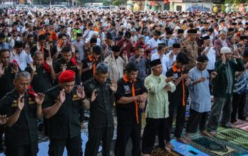 Sholat Idul Adha 2025 jatuh pada Jumat, 6 Juni. Pelaksanaan ibadah ini bertepatan dengan hari raya pekanan umat Islam yang di dalamnya mewajibkan pria muslim Jumatan.