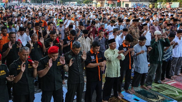 Sholat Idul Adha 2025 jatuh pada Jumat, 6 Juni. Pelaksanaan ibadah ini bertepatan dengan hari raya pekanan umat Islam yang di dalamnya mewajibkan pria muslim Jumatan.