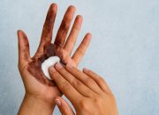 cara hilangkan cat rambut