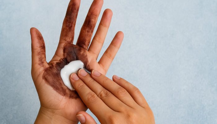 Jangan Panik! Ini 8 Cara Membersihkan Cat Rambut di Tangan Tanpa Bahan Kimia Keras”