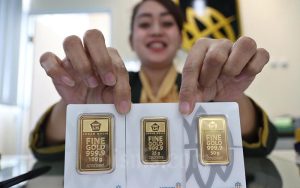 Harga emas Antam itu melonjak Rp35.000 jika dibandingkan dengan harga yang dicetak pada Senin (2/6) yang berada di level Rp 1.905.000 per gram.