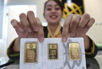 Harga emas Antam itu tak berubah jika dibandingkan dengan harga yang dicetak pada Sabtu (14/6) yang berada di level Rp 1.960.000 per gram.