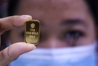 Harga emas Antam itu turun Rp 7.000 jika dibandingkan dengan harga yang dicetak pada Selasa (17/6) yang berada di level Rp 1.950.000 per gram.