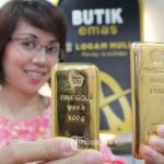 Harga emas Antam di Pegadaian tersebut turun Rp 8.000 dari Rabu kemarin. Begitpun, harga emas UBS di Pegadaian turun dan saat ini dijual dengan harga Rp 1.044.000 untuk ukuran 0,5 gram.