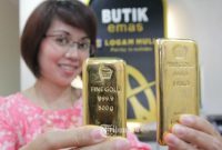 Harga emas Antam di Pegadaian tersebut turun Rp 8.000 dari Rabu kemarin. Begitpun, harga emas UBS di Pegadaian turun dan saat ini dijual dengan harga Rp 1.044.000 untuk ukuran 0,5 gram.