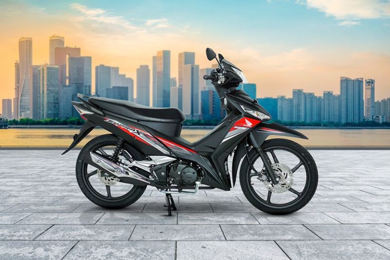 Update Terbaru harga Honda Supra X 125 2025 kini hadir juga dalam pilihan warna golden matte black, energetic red, dan quantum black.