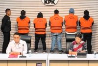 KPK tetapkan lima tersangka dalam OTT di Sumut, termasuk Kepala Dinas PUPR Sumut Topan Obaja Ginting (TOP). Foto: Detik.com