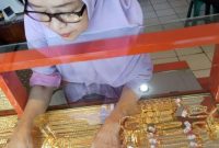 Harga emas perhiasan hari ini, Selasa (17/6/2025), turun serempak. Harga emas perhiasan mengalami perubahan berdasarkan perkembangan pasar global dan nilai tukar rupiah.