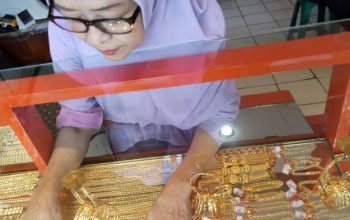 Harga emas perhiasan hari ini, Selasa (17/6/2025), turun serempak. Harga emas perhiasan mengalami perubahan berdasarkan perkembangan pasar global dan nilai tukar rupiah.