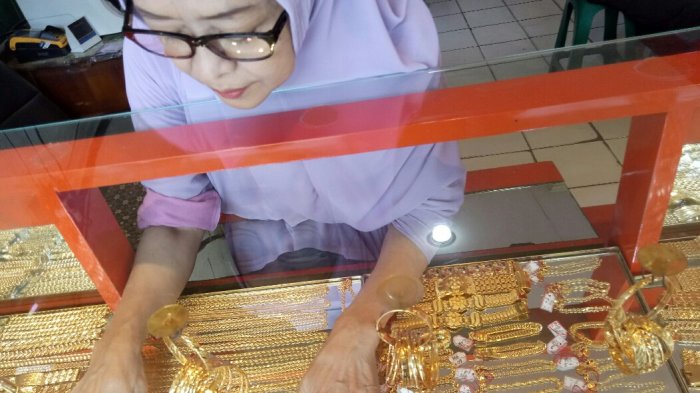 Harga emas perhiasan hari ini, Selasa (17/6/2025), turun serempak. Harga emas perhiasan mengalami perubahan berdasarkan perkembangan pasar global dan nilai tukar rupiah.