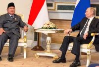 Presiden RI Prabowo Subianto berbincang dengan Presiden Rusia Vladimir Putin (kanan) dalam kunjungan kenegaraan di Istana Konstantine Novsky, St. Petersburg, Rusia, Kamis (19/6/2025). Foto: Antara