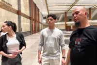 Pasangan selebritas Al Ghazali dan Alyssa Daguise bersama sang ayah, Ahmad Dhani. Foto: tangkapan layar YouTube