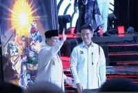 Presiden RI Prabowo Subianto (kiri) saat menerima cenderamata berupa lukisan dalam acara Kongres Partai Solidaritas Indonesia (PSI) Edutorium KH Ahmad Dahlan, Universitas Muhammadiyah Surakarta (UMS), Solo, Jawa Tengah, Minggu (20/7/2025).