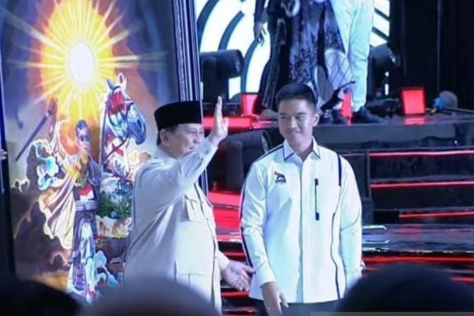 Presiden RI Prabowo Subianto (kiri) saat menerima cenderamata berupa lukisan dalam acara Kongres Partai Solidaritas Indonesia (PSI) Edutorium KH Ahmad Dahlan, Universitas Muhammadiyah Surakarta (UMS), Solo, Jawa Tengah, Minggu (20/7/2025).
