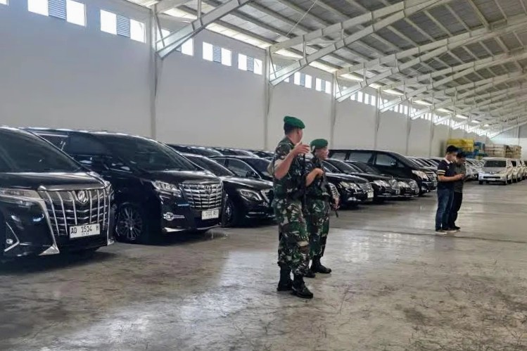 Personel TNI berjaga di Gedung Sritex 2 Sawah, Banmati, Kabupaten Sukoharjo, Jawa Tengah, Selasa (8/7/2025). Foto: Kejagung RI
