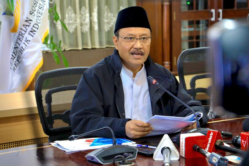 Menteri Sosial (Mensos) Saifullah Yusuf melaporkan perkembangan penyaluran bansos dalam konferensi pers di Gedung Kemensos Salemba, Jakarta, Kamis (19/6/2025).