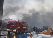 Pabrik Minyak Makan Terbakar di Medan: Dua Petugas Damkar Luka, Pendinginan Masih Berlangsung