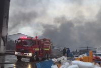 Petugas Dinas Pemadam Kebakaran dan Penyelamatan (Damkarmat) Kota Medan melakukan pemadaman di pabrik minyak makan terbakar di Medan