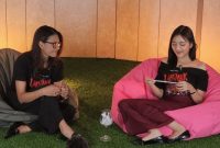 Aktris Raihaanun (kiri) dan Nayla Purnama (kanan) dalam wawancara terkait peran mereka pada film 