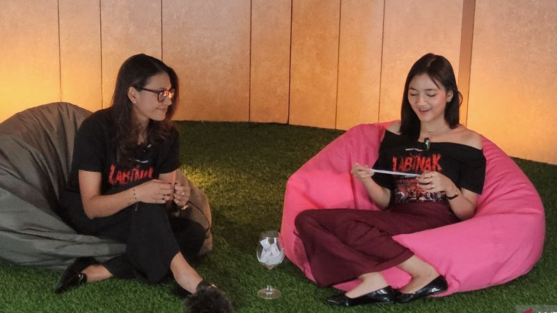 Aktris Raihaanun (kiri) dan Nayla Purnama (kanan) dalam wawancara terkait peran mereka pada film 