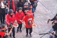 Kader PDI Perjuangan menggelar tabur bunga di kantor pusat DPP PDIP di Jalan Diponegoro No.58, Jakarta Pusat, Minggu (27/7/2025).