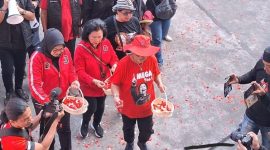 Kader PDI Perjuangan menggelar tabur bunga di kantor pusat DPP PDIP di Jalan Diponegoro No.58, Jakarta Pusat, Minggu (27/7/2025).