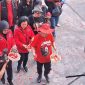 Kader PDI Perjuangan menggelar tabur bunga di kantor pusat DPP PDIP di Jalan Diponegoro No.58, Jakarta Pusat, Minggu (27/7/2025).