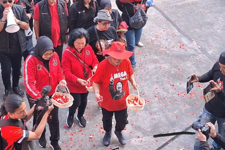 Kader PDI Perjuangan menggelar tabur bunga di kantor pusat DPP PDIP di Jalan Diponegoro No.58, Jakarta Pusat, Minggu (27/7/2025).