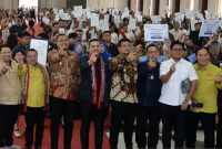 Menteri UMKM RI Maman Abdurahman (tengah) didampingi Gubernur Sumut Bobby Nasution (keempat kanan) usai membuka Festival Kemudahan dan Perlindungan Usaha Mikro di Perkampungan Pemuda HKBP Jetun Silangit, Desa Pohan Tonga, Tapanuli Utara,